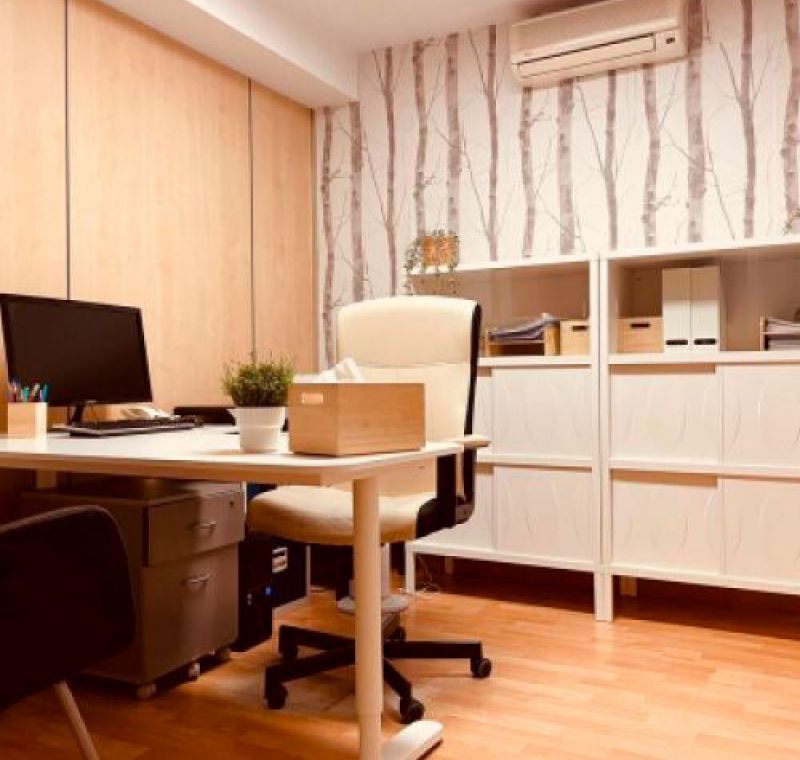 Imagen de despacho con mesa, silla y estantería de color blanco