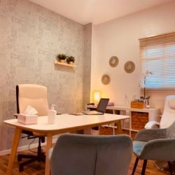 Imagen de despacho con paredes y muebles en tonos blanco y gris claro