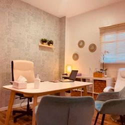 Imagen de despacho con paredes y muebles en tonos blanco y gris claro